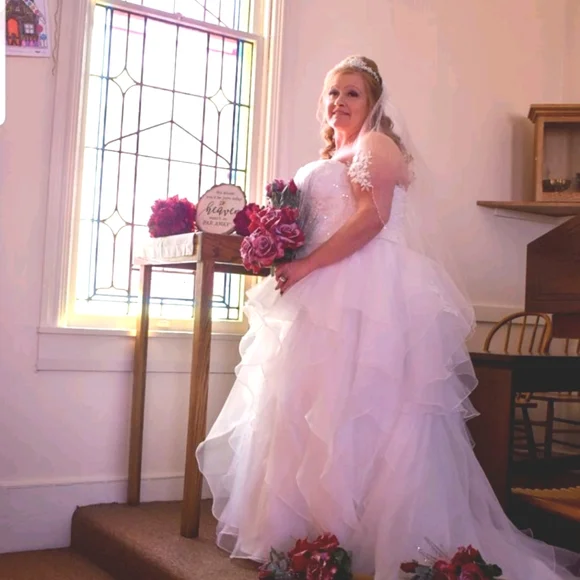 Wedding dress with also the matching Vail - Picture 4 of 5